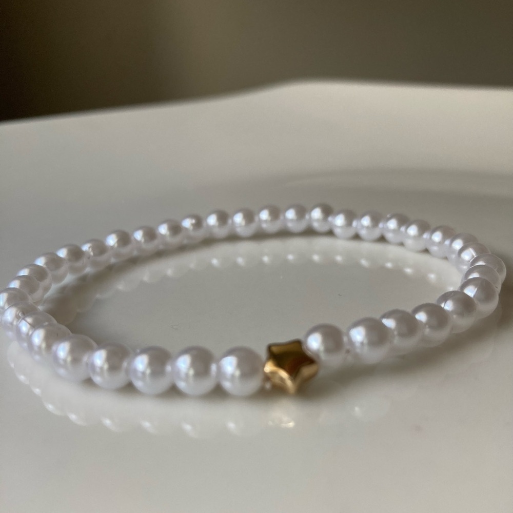 Elegant White Pearl Bracelet with Gold Accent - Picture 4 of 5